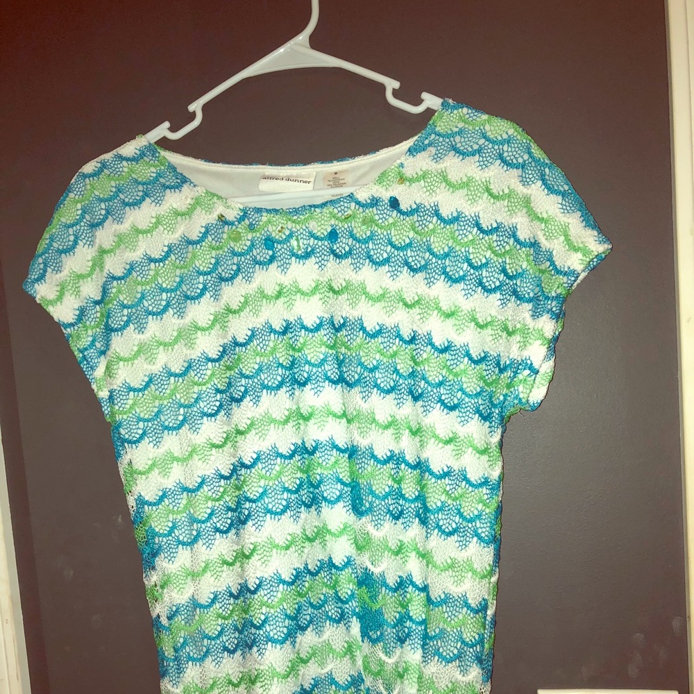 Women’s size M light weight shirtsleeve top.
